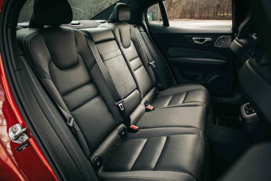 Интерьер Volvo S60 T6 R-Design 2018 года  (NA) (фото 35 из 40)
